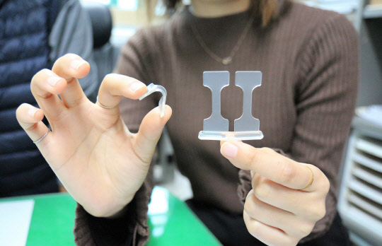 화학연은 친환경 생분해성 플라스틱 소재인 '폴리락타이드(PLA)'를 단점을 보완하는 자연 유래 가소제를 개발했다. 사진은 연구팀이 개발한 자연유래 가소제를 활용해 유연성을 확보한 PLA(왼쪽)와 가소재없는 딱딱한 PLA(오른쪽) 모습. <화학연 제공>